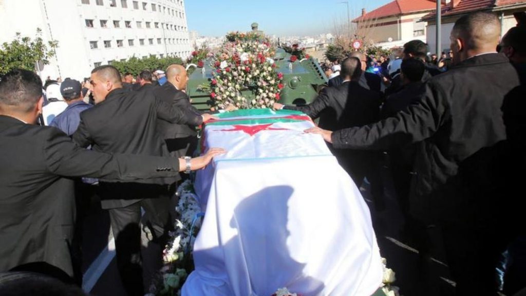 وفاة الرجل الأقوى في الجزائر.. قايد صالح سلم السلطة وسجن العصابة