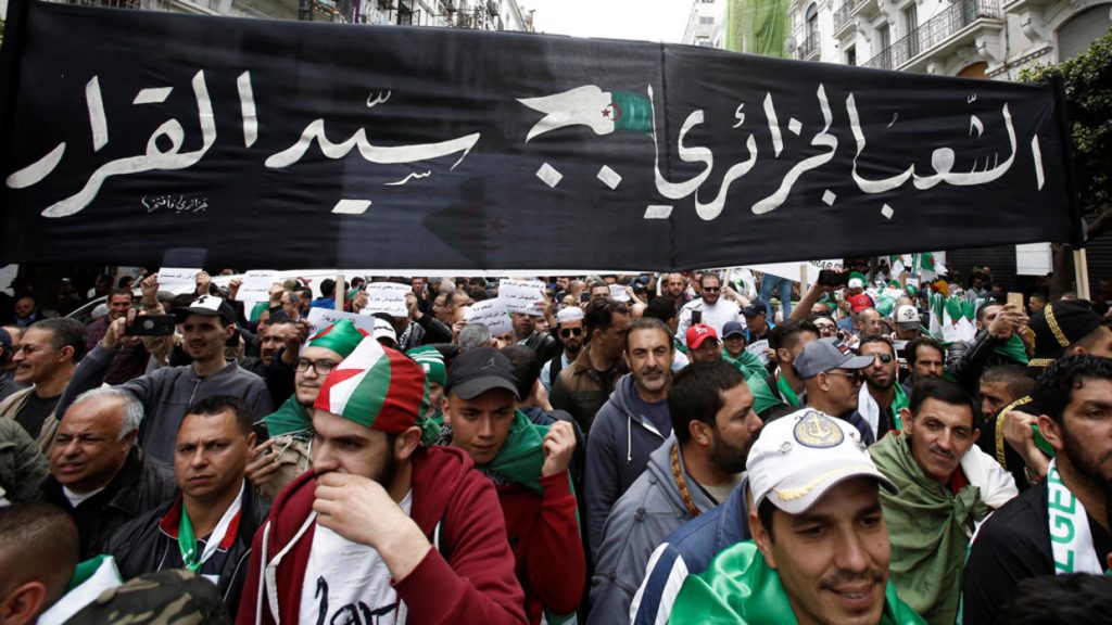 إشكالية الانتقال الديمقراطي في الجزائر منذ إقرار التعددية السياسية