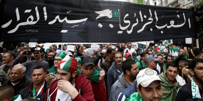 إشكالية الانتقال الديمقراطي في الجزائر منذ إقرار التعددية السياسية