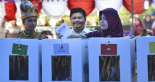 التحول الديمقراطي في إندونيسيا: من الاستبدادية إلى الديمقراطية الوليدة